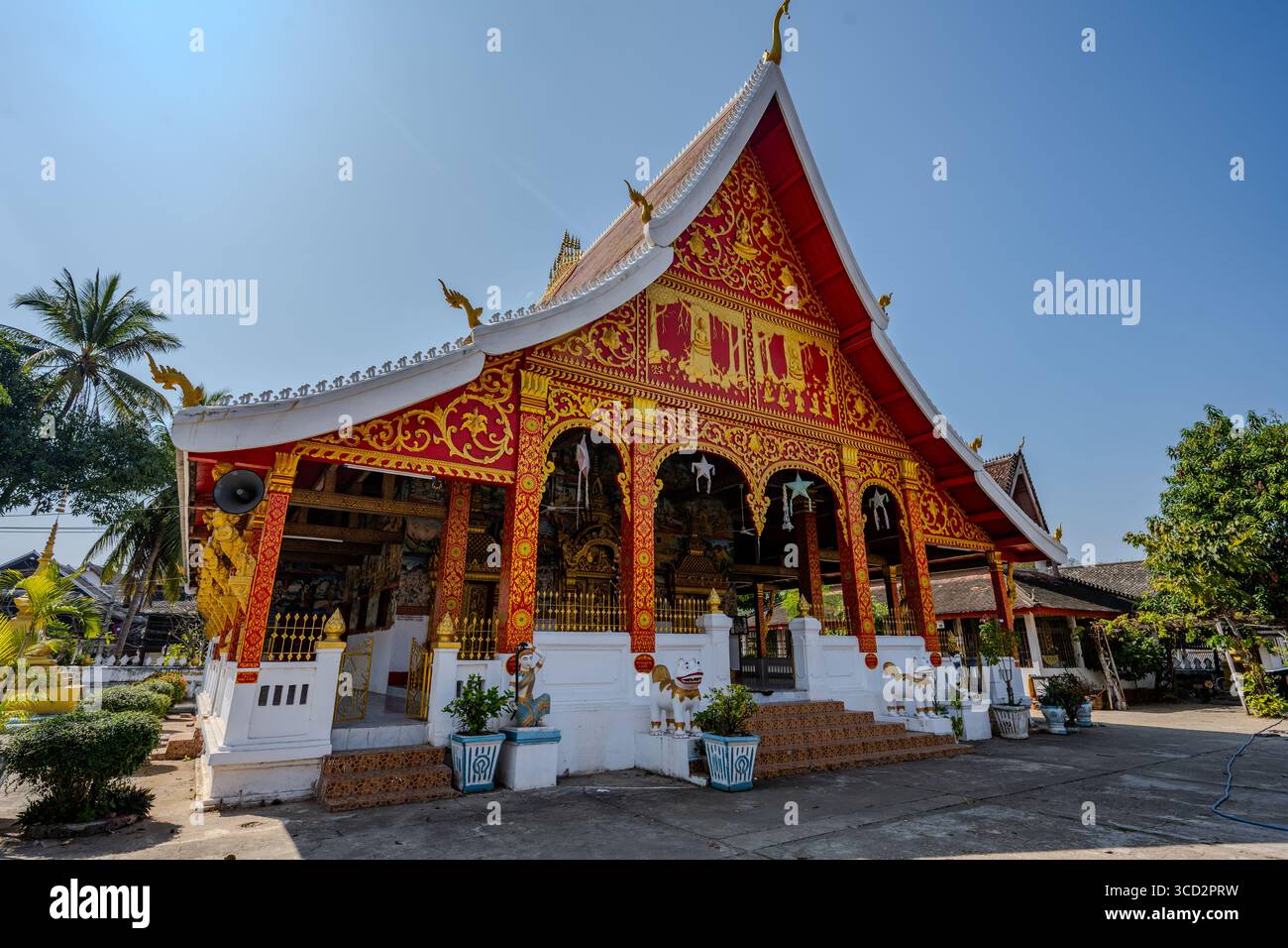 Wat Xieng Thong Tempel in Luang Prabang, Laos – verzierte buddhistische Architektur mit goldenem Dekor Stockfoto
