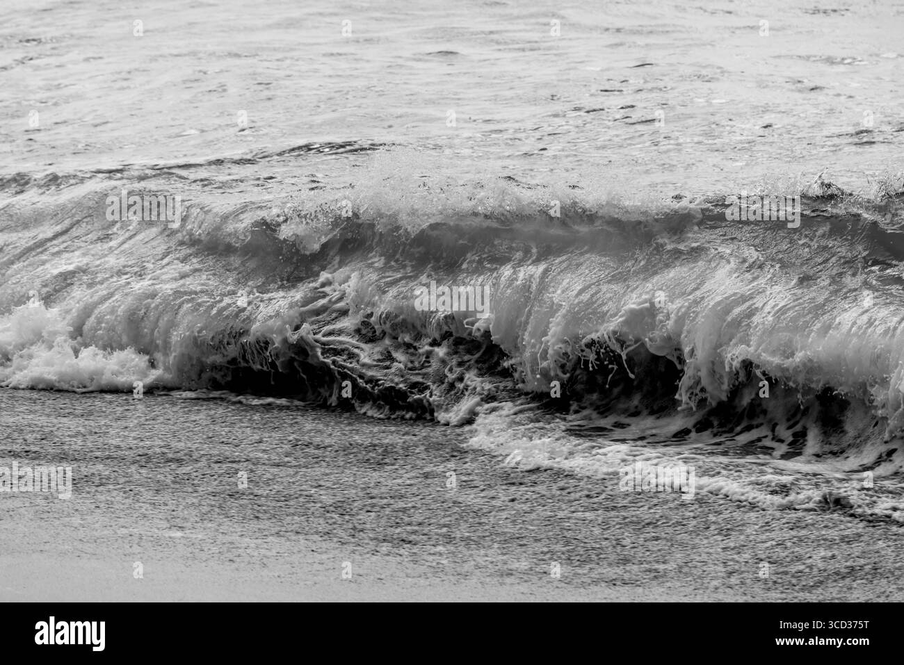 Wellen am Sunset Beach von Oahu in Schwarz-weiß Stockfoto