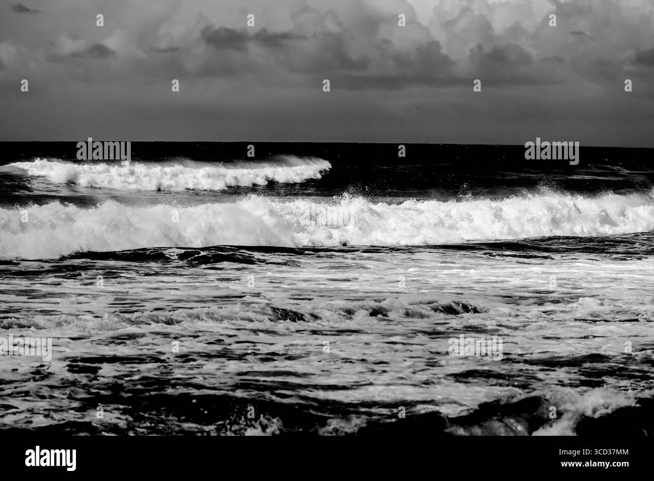 Wellen am Sunset Beach von Oahu in Schwarz-weiß Stockfoto