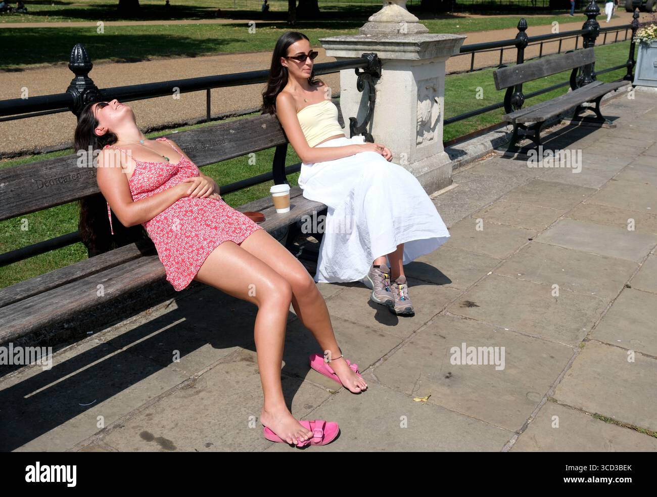 London, Großbritannien. August 2025. Leute draußen in den Italian Gardens in Kensington Gardens, London. Bernsteinfarbene Hitzewarnungen wurden in großen Teilen Englands ausgegeben, da die Temperaturen voraussichtlich in die Höhe steigen werden. August 2025 BensCapMedia/Alamy Live News Stockfoto