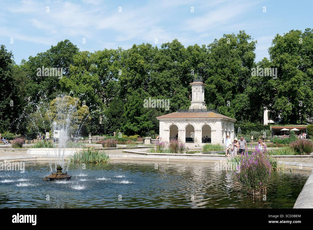 London, Großbritannien. August 2025. Leute draußen in den Italian Gardens in Kensington Gardens, London. Bernsteinfarbene Hitzewarnungen wurden in großen Teilen Englands ausgegeben, da die Temperaturen voraussichtlich in die Höhe steigen werden. August 2025 BensCapMedia/Alamy Live News Stockfoto