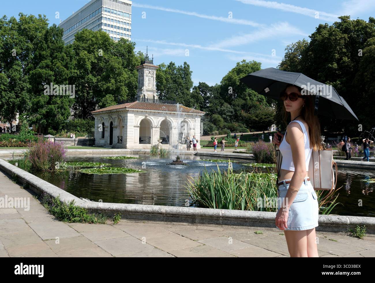 London, Großbritannien. August 2025. Leute draußen in den Italian Gardens in Kensington Gardens, London. Bernsteinfarbene Hitzewarnungen wurden in großen Teilen Englands ausgegeben, da die Temperaturen voraussichtlich in die Höhe steigen werden. August 2025 BensCapMedia/Alamy Live News Stockfoto