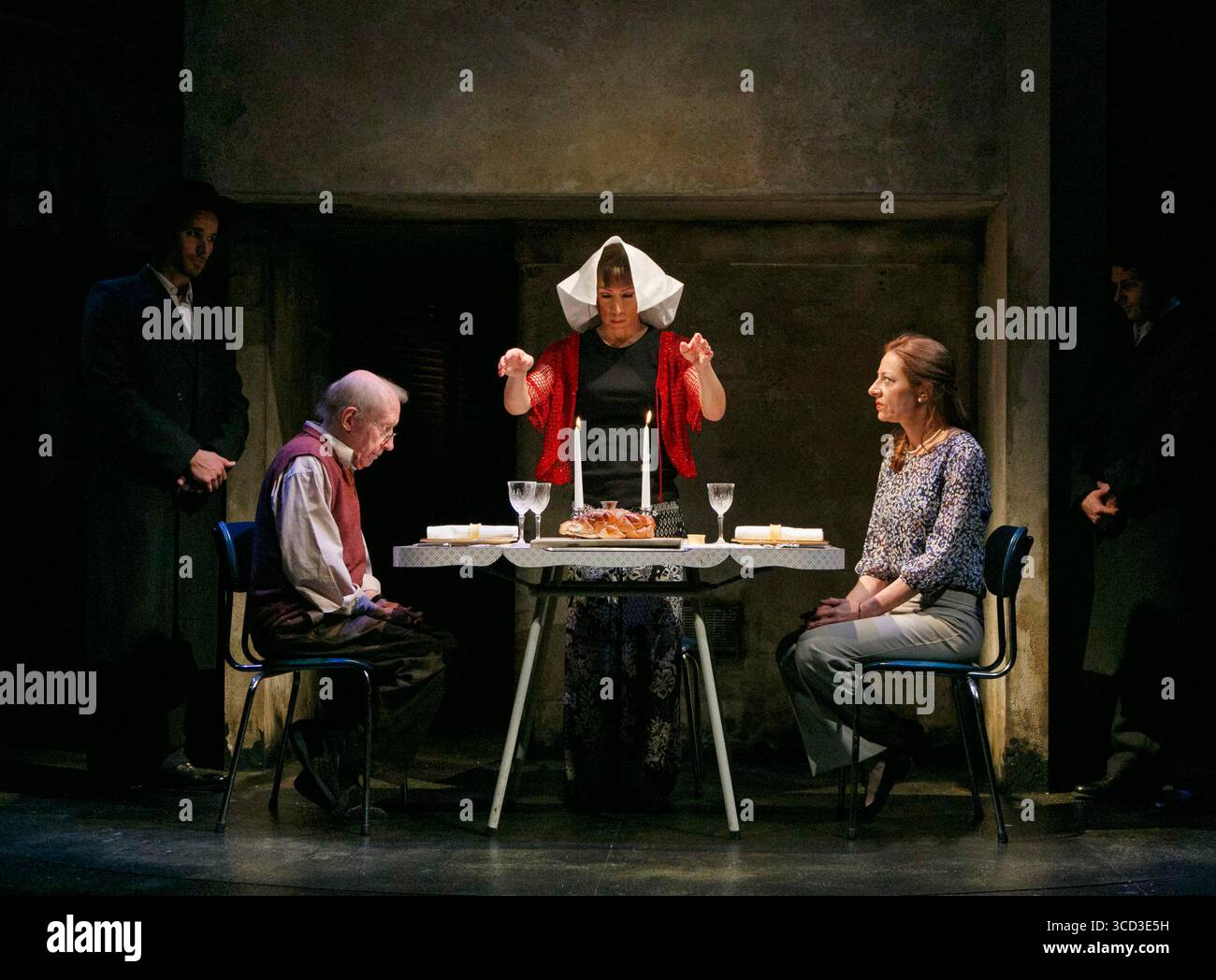 l-r: Harry Dickman (Chaim), Francis Jue (Sally), Caroline Wildi (Adina) in PAPIERPUPPEN von Philip Himberg im Tricycle Theatre, London NW6 06/03/2013 Musik: Nigel Lilley, Ben Ringham & Max Ringham Design: Richard Kent Beleuchtung: Oliver Fenwick Choreograf: Alistair David Regisseur: Indhu Rubasingham Stockfoto