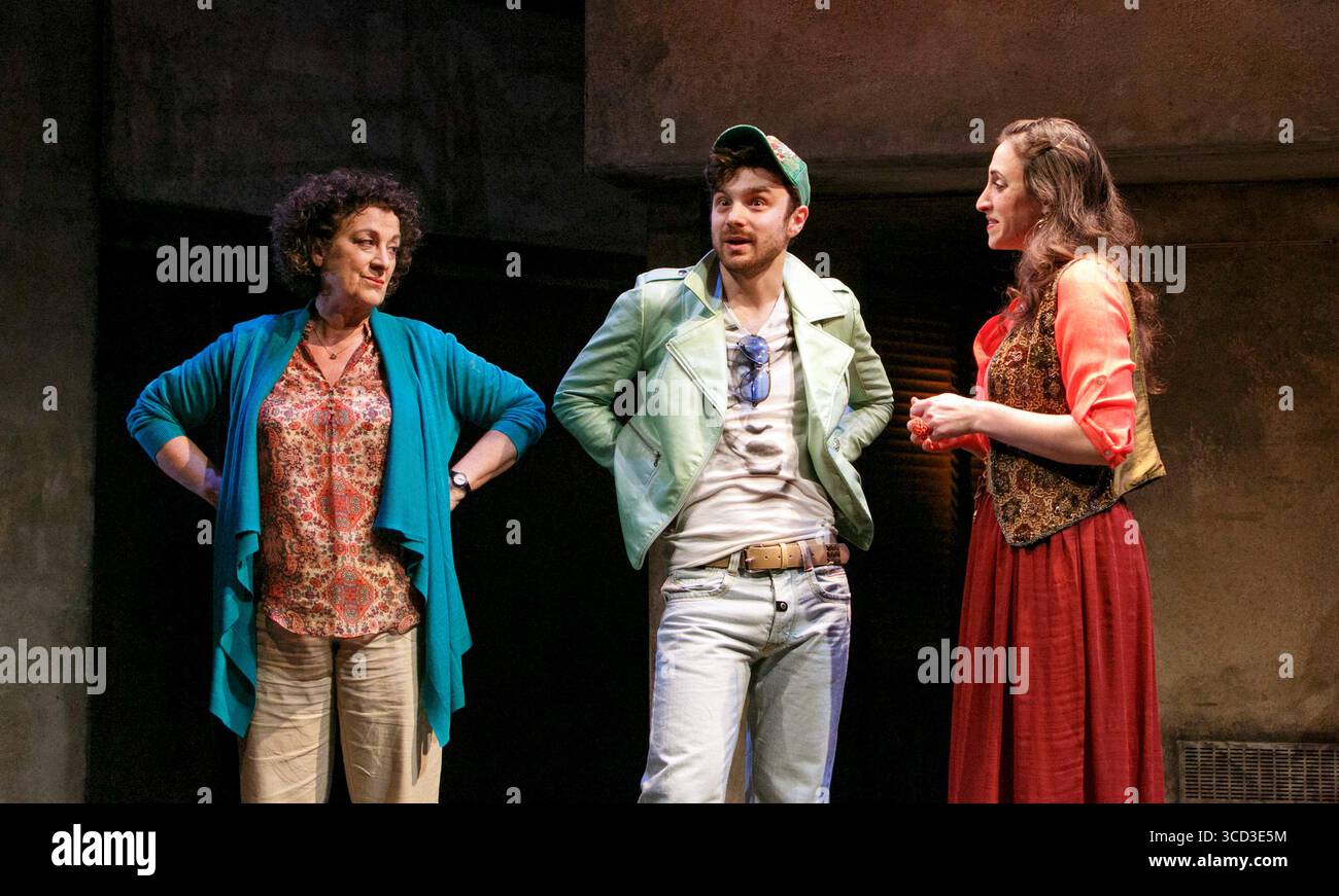 l-r: Jane Bertish (Yael), Iian Goodman (Nazari), Noa Bodner (Ester) in PAPIERPUPPEN von Philip Himberg im Tricycle Theatre, London NW6 06/03/2013 Musik: Nigel Lilley, Ben Ringham & Max Ringham Design: Richard Kent Beleuchtung: Oliver Fenwick Choreograf: Alistair David Regisseur: Indhu Rubasingham Stockfoto