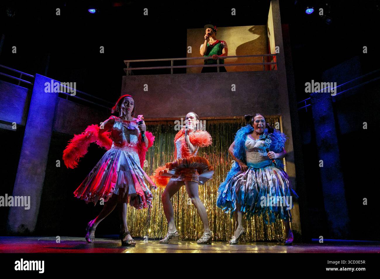 l-r: Ron Domingo (Chiqui), Jon Norman Schneider (Jiorgio), Angelo Paragoso (Zhan) mit (oben) Tom Oakley (DJ) in PAPIERPUPPEN von Philip Himberg im Tricycle Theatre, London NW6 06/03/2013 Musik: Nigel Lilley, Ben Ringham & Max Ringham Design: Richard Kent Beleuchtung: Oliver Fenwick Choreograf: Alistair David Regisseur: Indhu Rubasingham Stockfoto