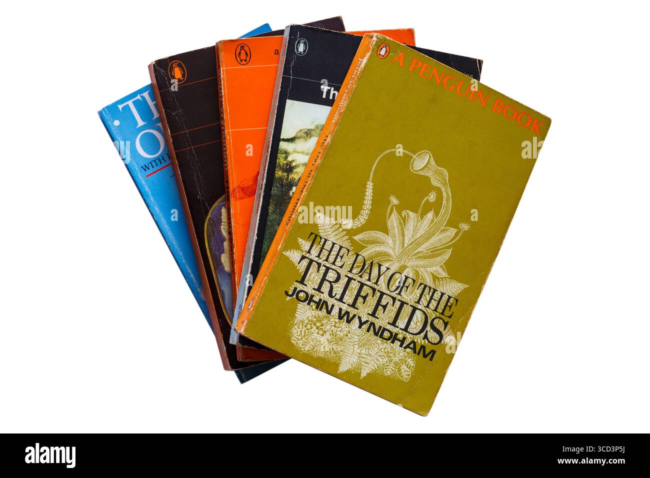 Eine Auswahl an gut gebrauchten Vintage-Büchern mit dem Buch The Day of the Triffids von John Wyndham auf weißem Hintergrund Stockfoto