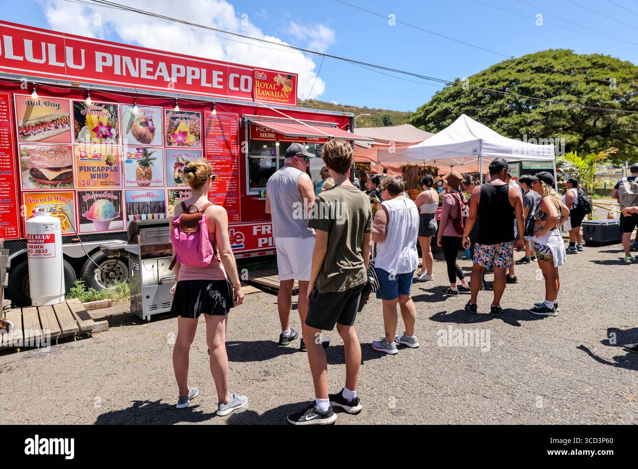 Diamond Head, Oahu – 28. März 2022: Ein gefrorener Ananasnahrungswagen im Diamond Head National Park auf Oahu Stockfoto