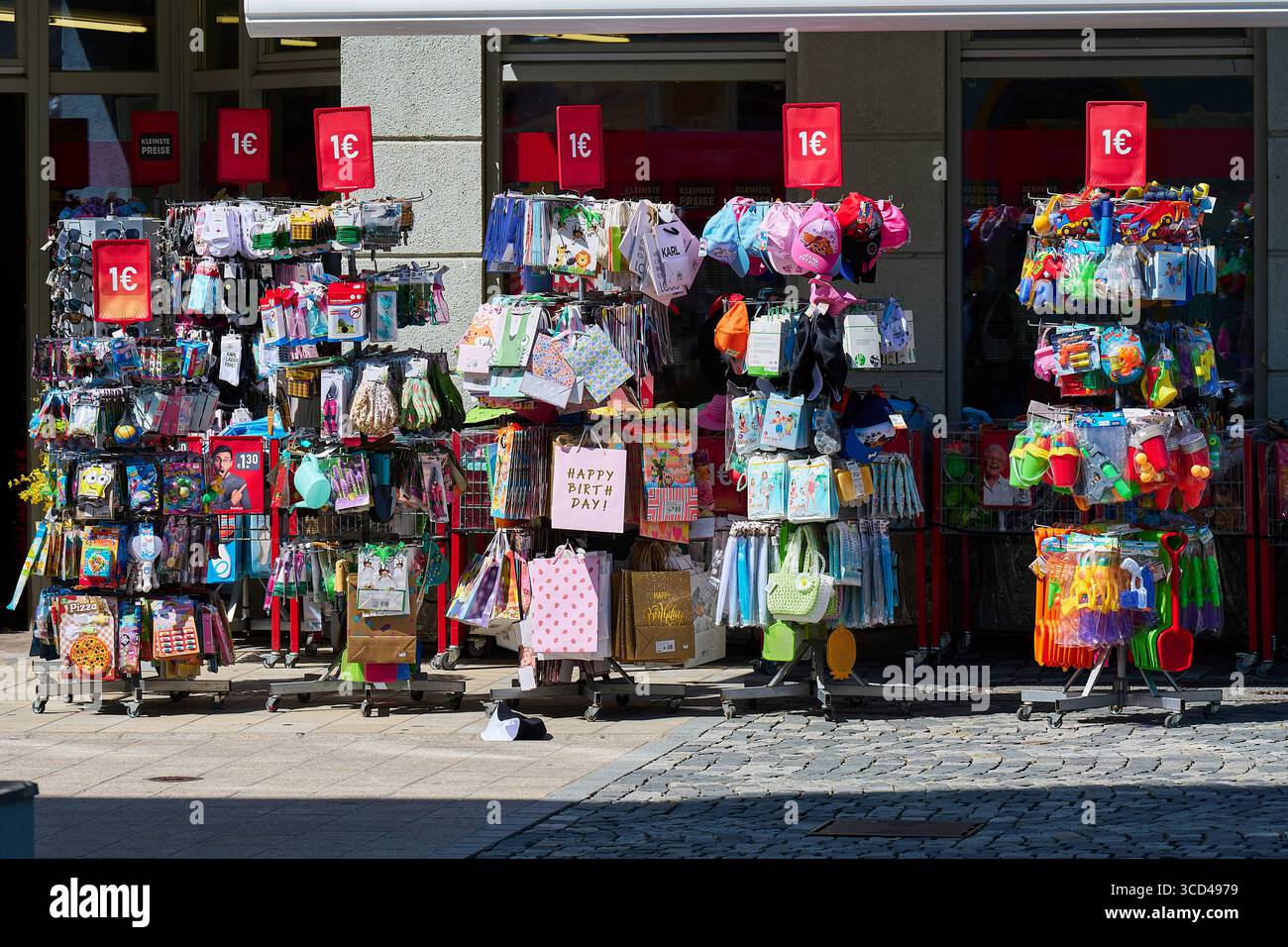 Verkaufsständer vor dem 1-Euro-Shop Stockfoto