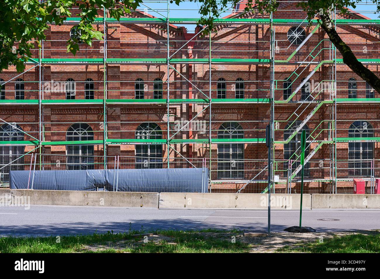 Baugerüst vor der Fassade des Museums für konkrete Kunst in Ingolstadt Stockfoto