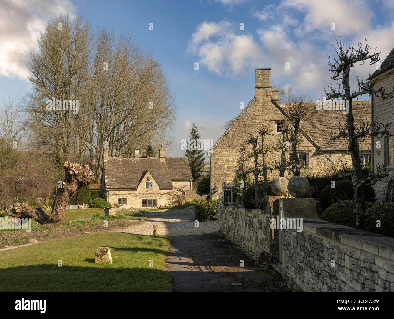 Steinhäuser im hübschen Cotswold Dorf Little Barrington, Gloucestershire, England Stockfoto