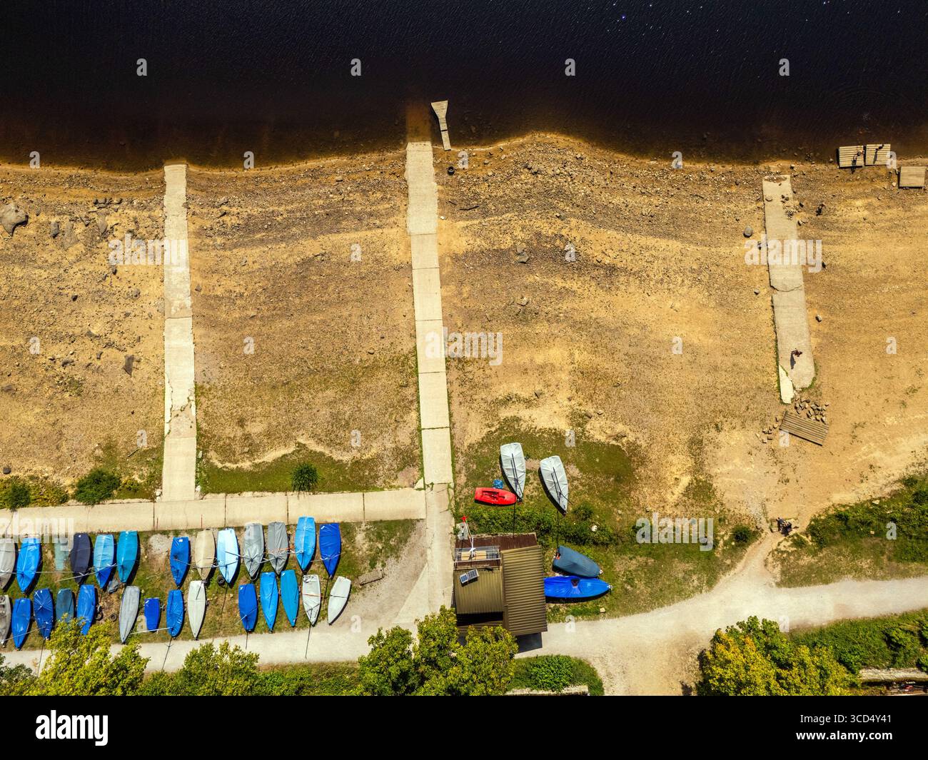Trockene Ufer am Damflask Reservoir in Sheffield. Gesundheitswarnungen sind im ganzen Land in Kraft getreten, da die Temperaturen während der vierten Hitzewelle des Sommers 34 °C erreichen könnten. Bilddatum: Dienstag, 12. August 2025. Stockfoto