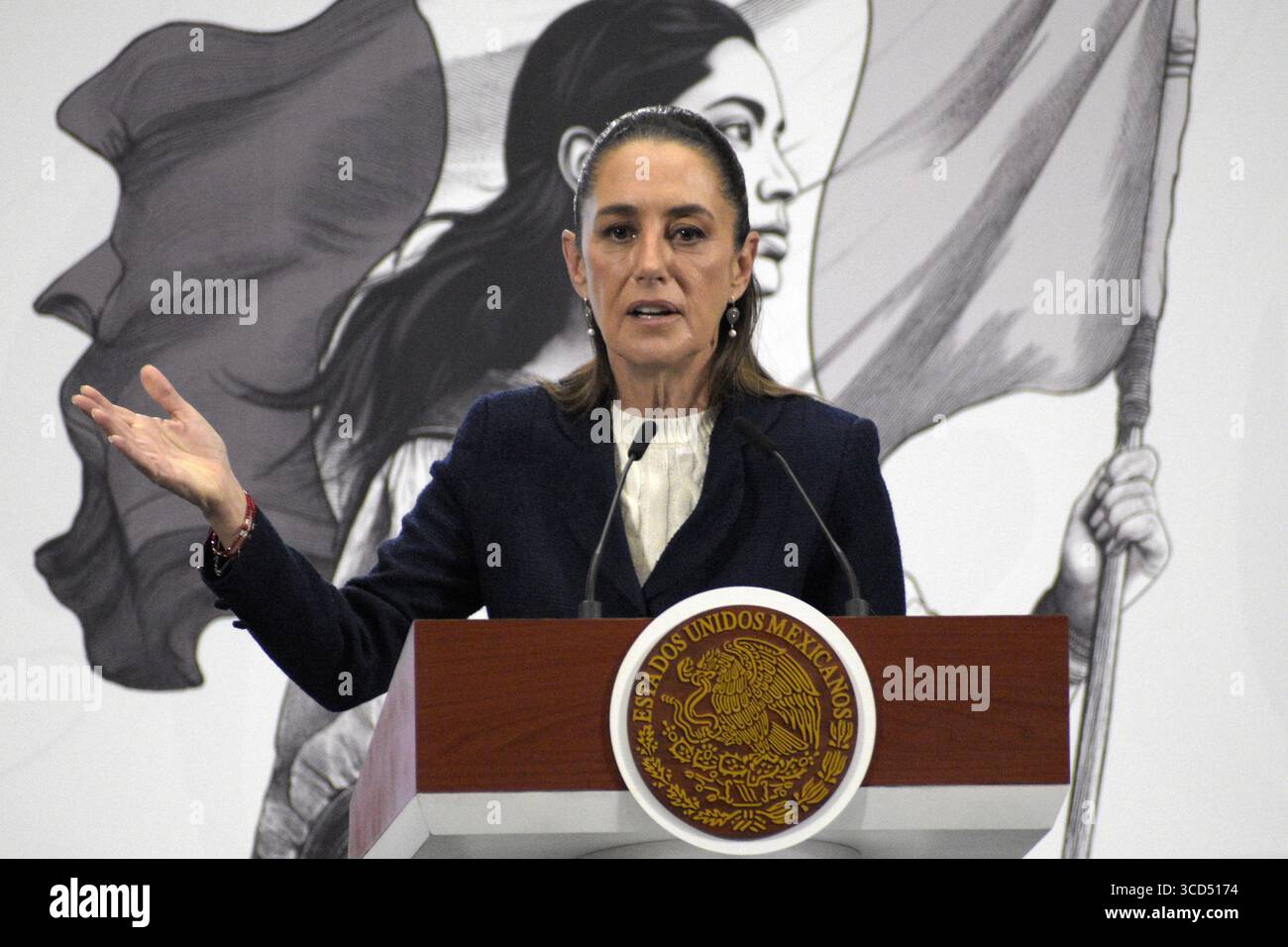 Nicht exklusiv: Die mexikanische Präsidentin Claudia Sheinbaum Pardo stellt den Präsidenten der Präsidialkommission für Wahlreform, Pablo Gomez (n Stockfoto