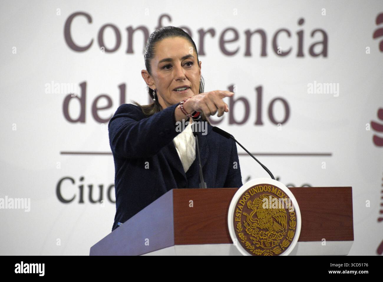 Nicht exklusiv: Die mexikanische Präsidentin Claudia Sheinbaum Pardo stellt den Präsidenten der Präsidialkommission für Wahlreform, Pablo Gomez (n Stockfoto