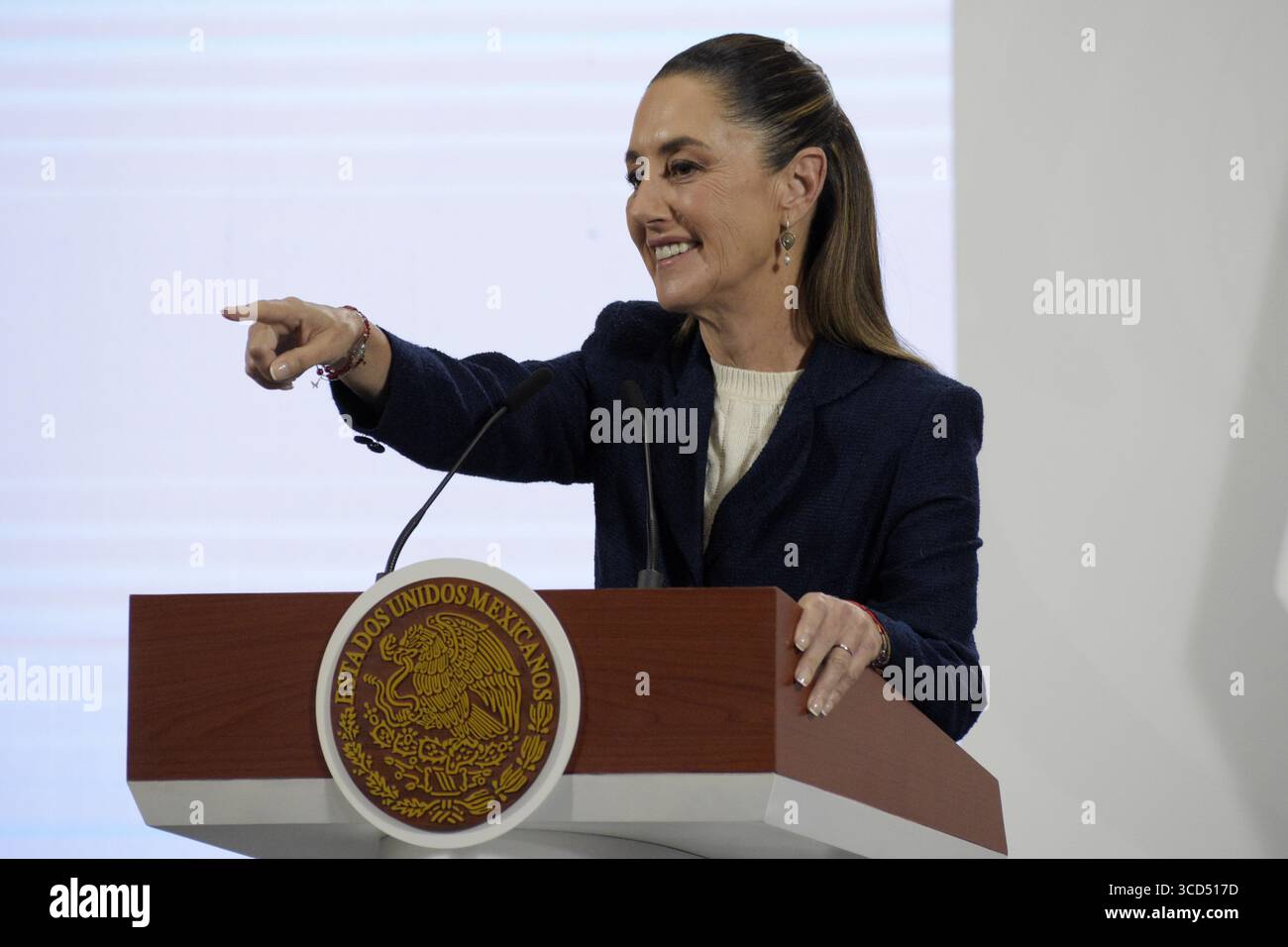 Nicht exklusiv: Die mexikanische Präsidentin Claudia Sheinbaum Pardo stellt den Präsidenten der Präsidialkommission für Wahlreform, Pablo Gomez (n Stockfoto