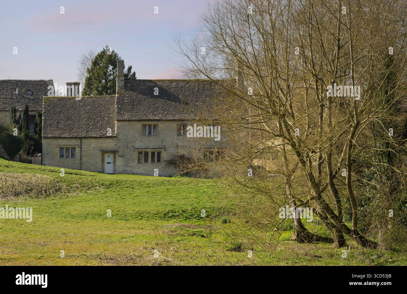 Steinhaus im hübschen Cotswold Dorf Little Barrington, Gloucestershire, England Stockfoto