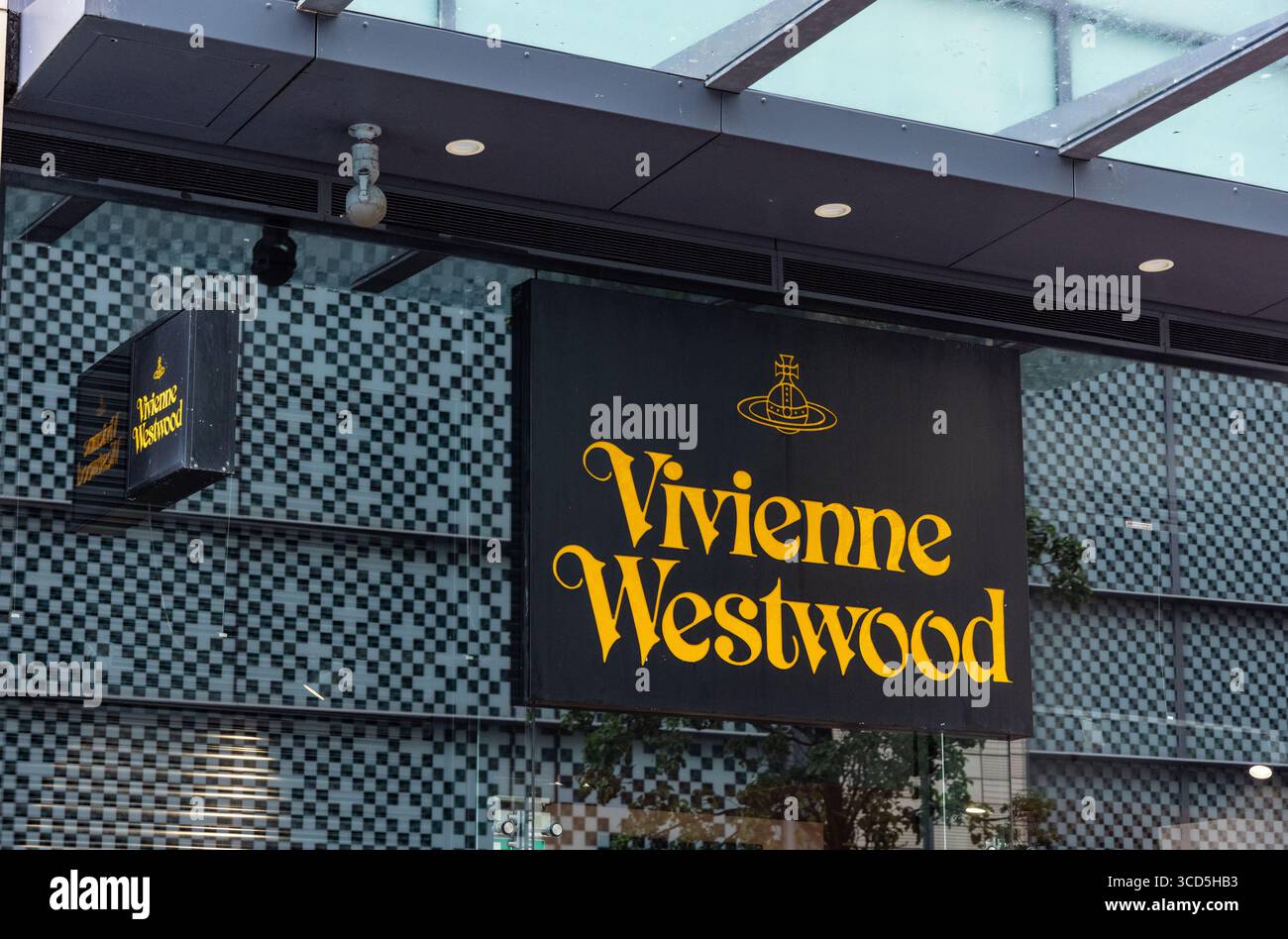 CARDIFF, Großbritannien - 8. AUGUST 2025 - großes Ladenschild Vivienne Westwood auf einem modernen Gebäude im Stadtzentrum von Cardiff Stockfoto