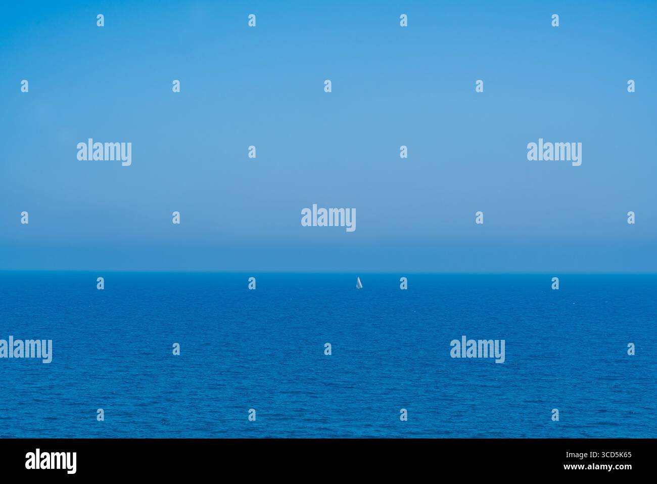 Einsame Segelboote irgendwo im blauen Ozean Stockfoto