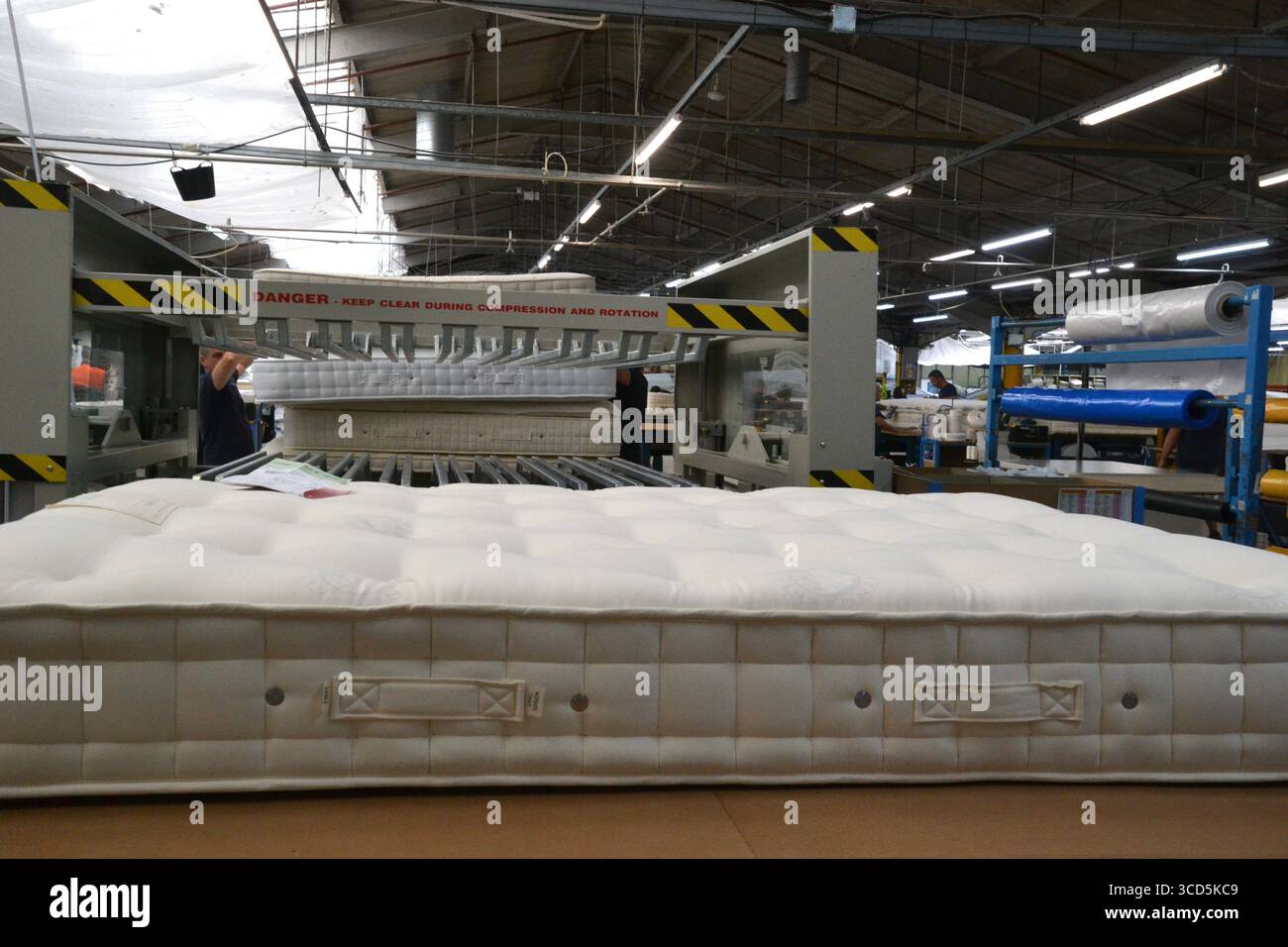 Matratzen- und Kompressionsmaschine, Hypnos Factory Tour, Princes Risborough, Buckinghamshire, Großbritannien Stockfoto