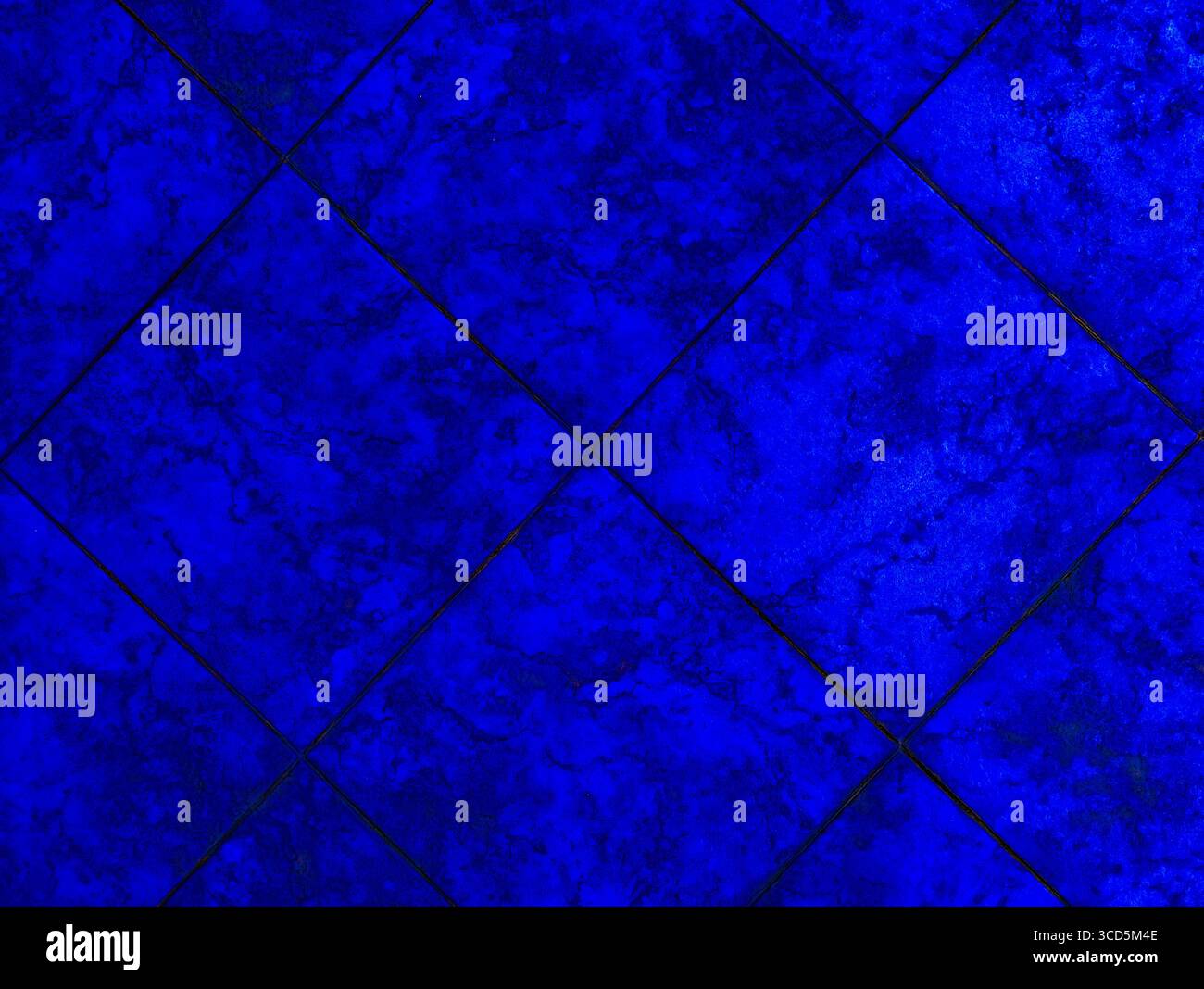 Blauer Fliesenhintergrund – strukturierter blauer Boden für moderne Innenräume, Wohnkultur und lebendige Designs von Websites Stockfoto