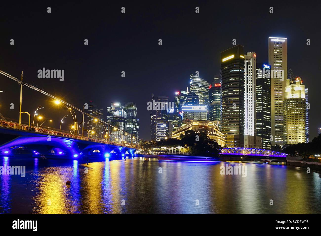 singapur - Downtown mit vielen Wolkenkratzern und beleuchteten Brücken bei Nacht Stockfoto