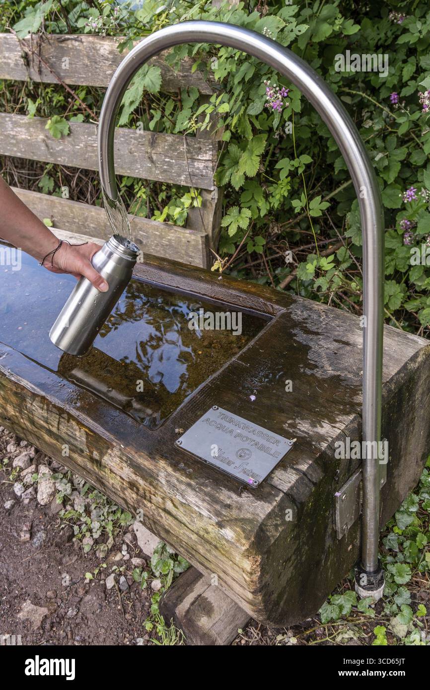 Trinkwasserbrunnen mit Edelstahlrohr und nachfüllbarer Flasche Stockfoto