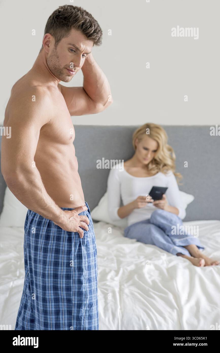 Mode für Paare mittleren Alters im Schlafzimmer. Betonen, dass es sich nicht um ein Paar mit guten Bedingungen handelt Stockfoto