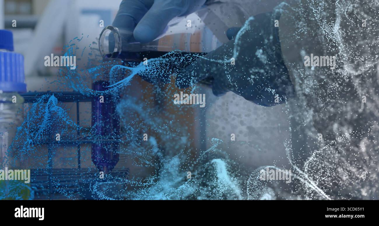 Pipettieren lila Flüssigkeit mit Handschuhen in das Reagenzglasgestell im Labor, digitale Überlagerung Stockfoto