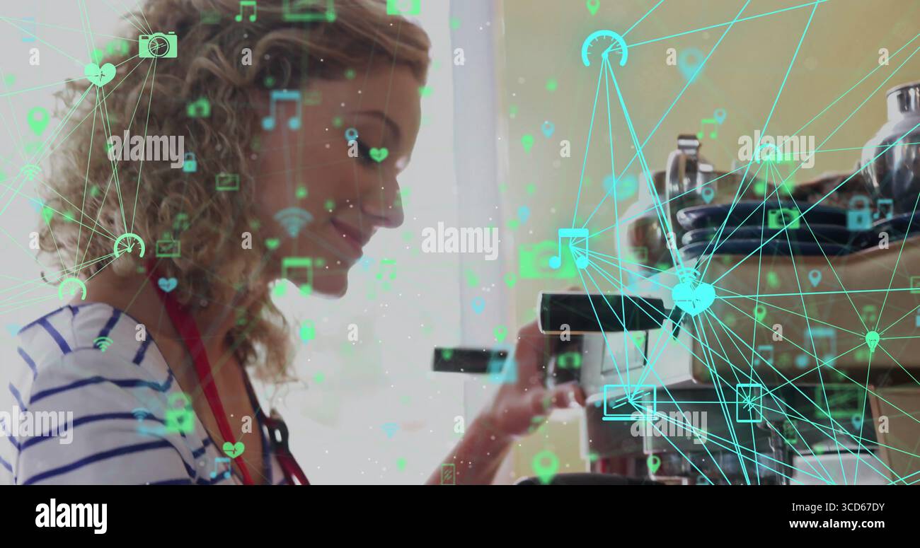 Der Barista passt den Portafilter unter dem Gruppenkopf im Café in der Nähe des Fensters an, mit digitalen Symbolen und Kopierraum Stockfoto