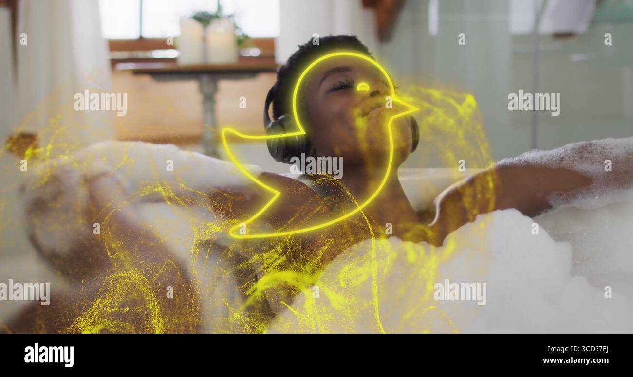 Entspannende Erwachsene Frau in der Badewanne mit Schaumstoff, kabellosen Kopfhörern, beleuchteten Kerzen, Topfpflanze Stockfoto