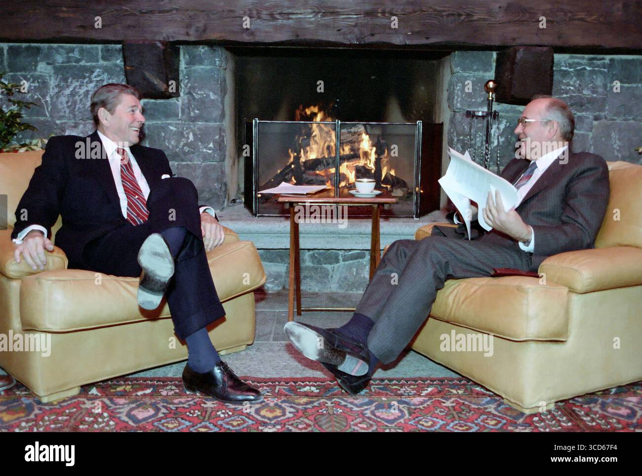 RONALD REAGAN, US-Präsident, und der sowjetische Führer Michail Gorbatschow entspannen sich während ihres ersten Treffens auf dem Genfer Gipfel im Jahr 1985 Stockfoto