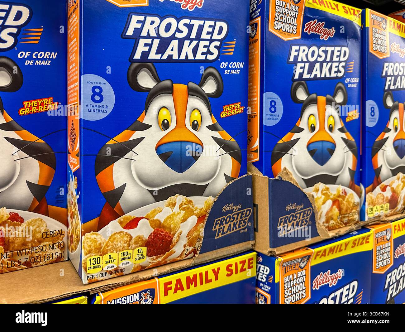 Kisten mit Kelloggs Frosted Flakes Müsli in einem Ladenregal - Smartphone-aufgenommenes Stockfoto