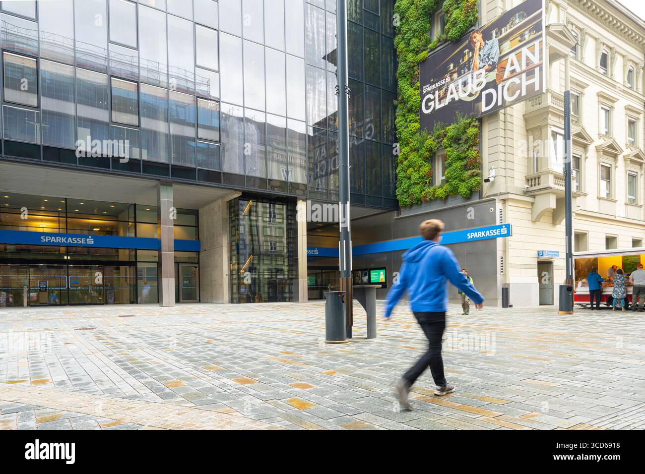 Innsbruck, Österreich. August 2025. Außenansicht der Sparkasse in der Innenstadt Stockfoto