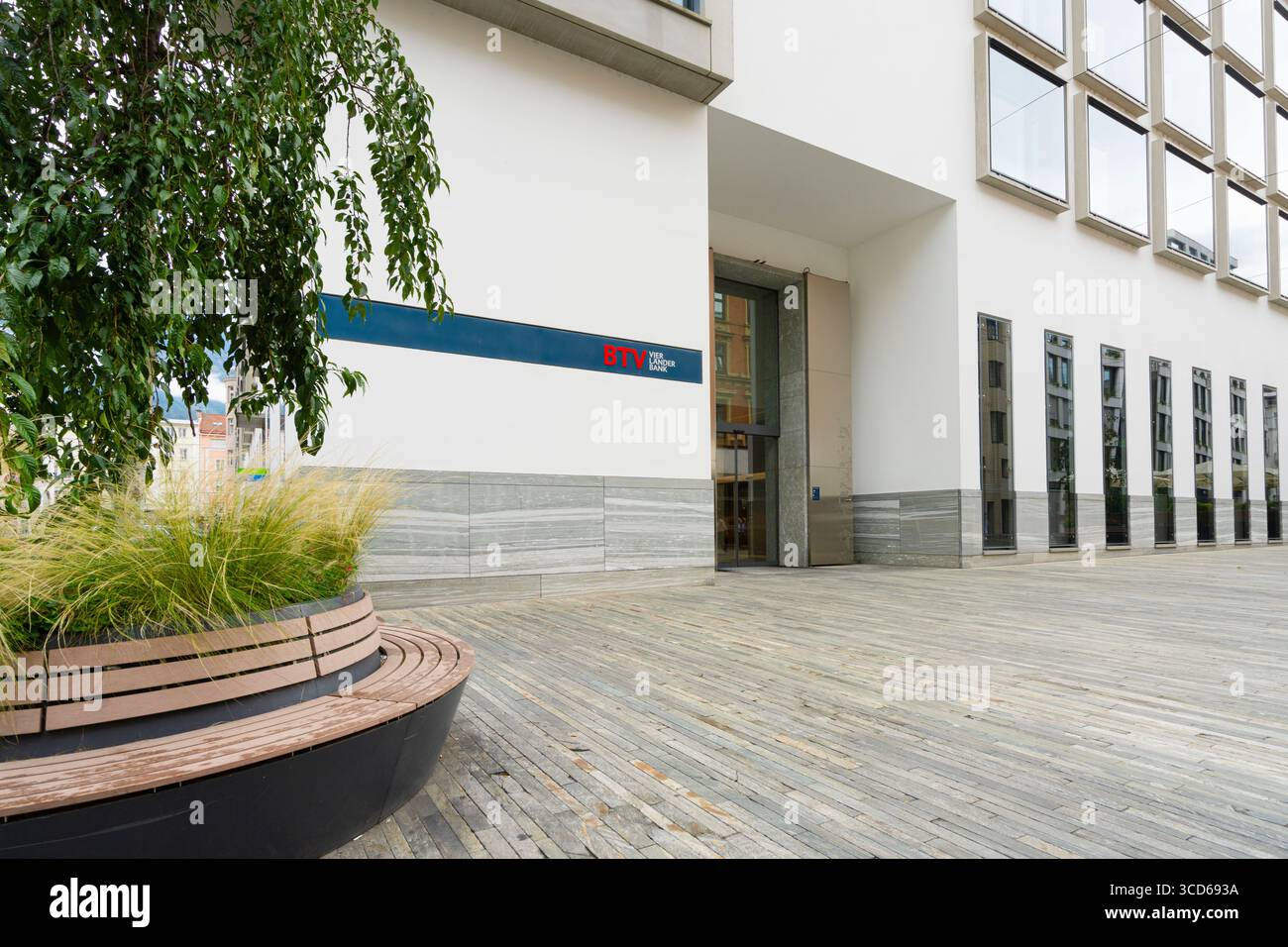 Innsbruck, Österreich. August 2025. Außenansicht der BTV vier Lander Bank Zweigstelle im Stadtzentrum Stockfoto
