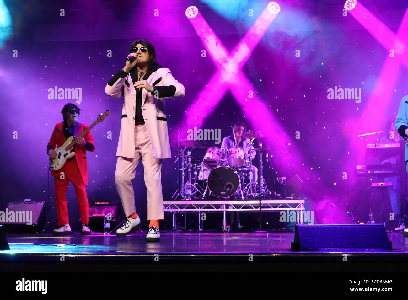 Die Band Shomaddymaddy, To Showaddywaddy und Mud, die im Juni 2025 auf der P&O-Schiff MS Arcadia live auf der Bühne auftrat Stockfoto