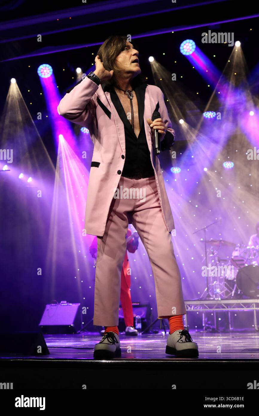 Die Band Shomaddymaddy, To Showaddywaddy und Mud, die im Juni 2025 auf der P&O-Schiff MS Arcadia live auf der Bühne auftrat Stockfoto