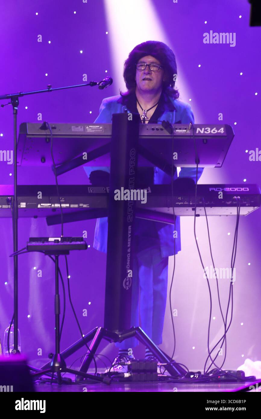 Die Band Shomaddymaddy, To Showaddywaddy und Mud, die im Juni 2025 auf der P&O-Schiff MS Arcadia live auf der Bühne auftrat Stockfoto