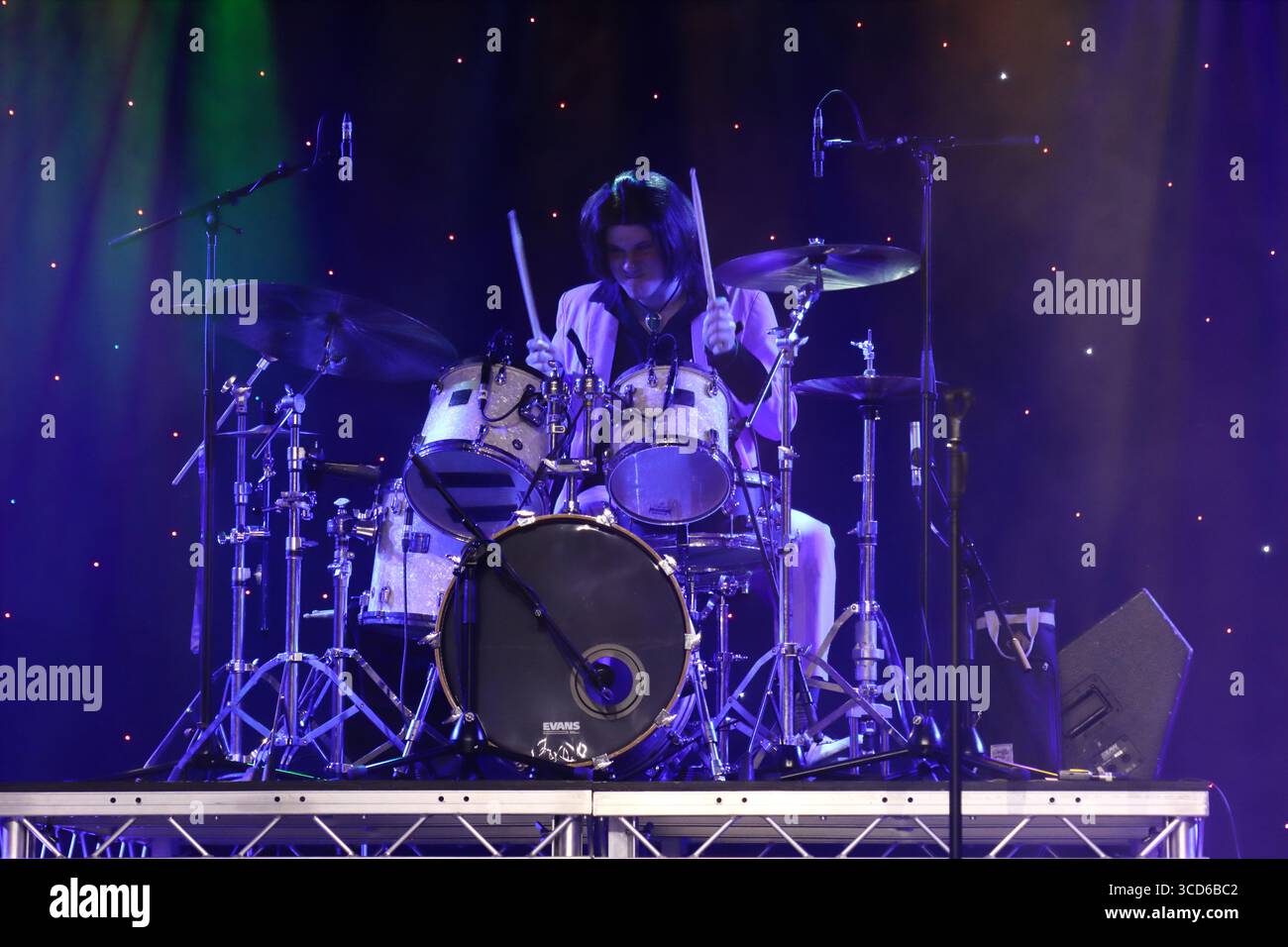Die Band Shomaddymaddy, To Showaddywaddy und Mud, die im Juni 2025 auf der P&O-Schiff MS Arcadia live auf der Bühne auftrat Stockfoto