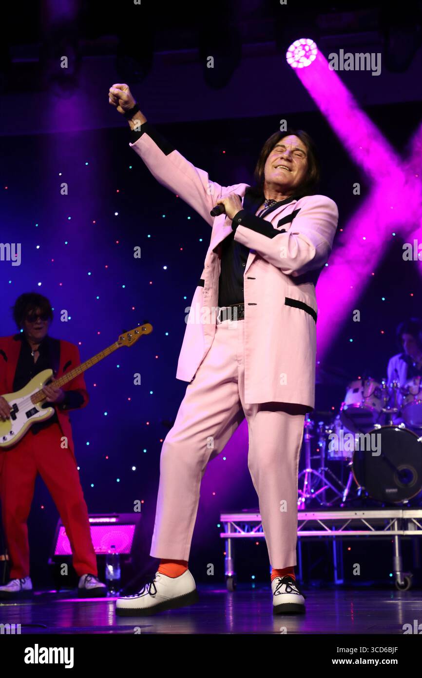 Die Band Shomaddymaddy, To Showaddywaddy und Mud, die im Juni 2025 auf der P&O-Schiff MS Arcadia live auf der Bühne auftrat Stockfoto