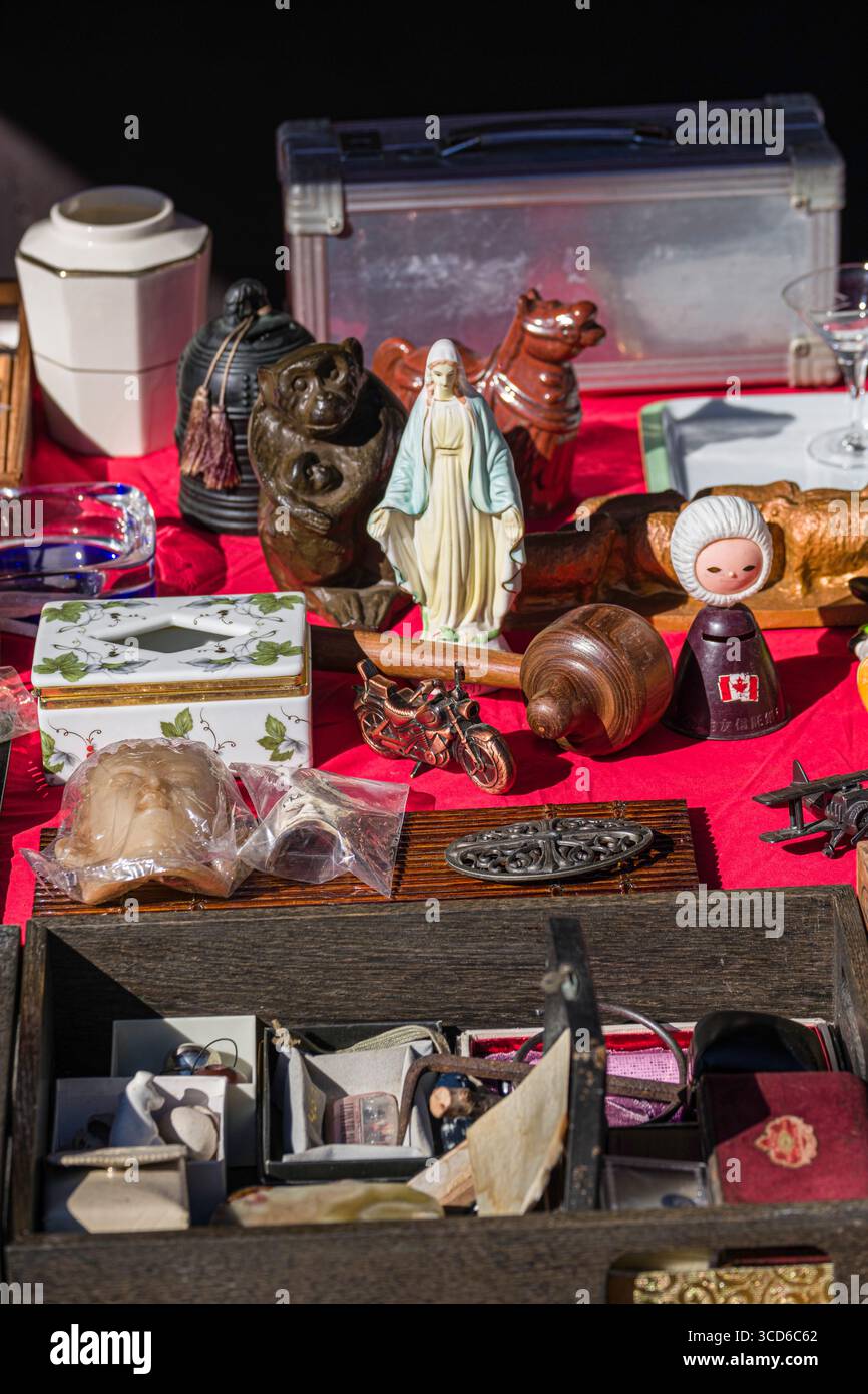Verschiedene kleine Artikel zum Verkauf auf dem Tisch während des monatlichen Flohmarktes am Tenmangu-Schrein, Bakurocho, Kamigyo Ward, Kyoto, Kansai, Honshu, Japan Stockfoto