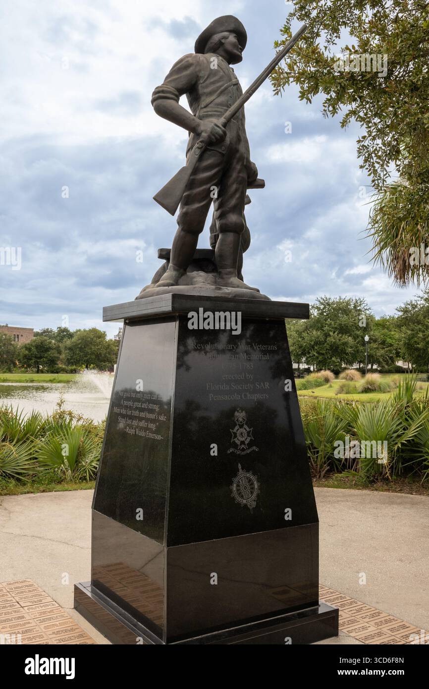 Das Minuteman Revolutionary war Veterans Memorial ehrt diejenigen, die von 1775 bis 1783 gedient haben, und steht stolz im Pensacola Veterans Memorial Park. Stockfoto