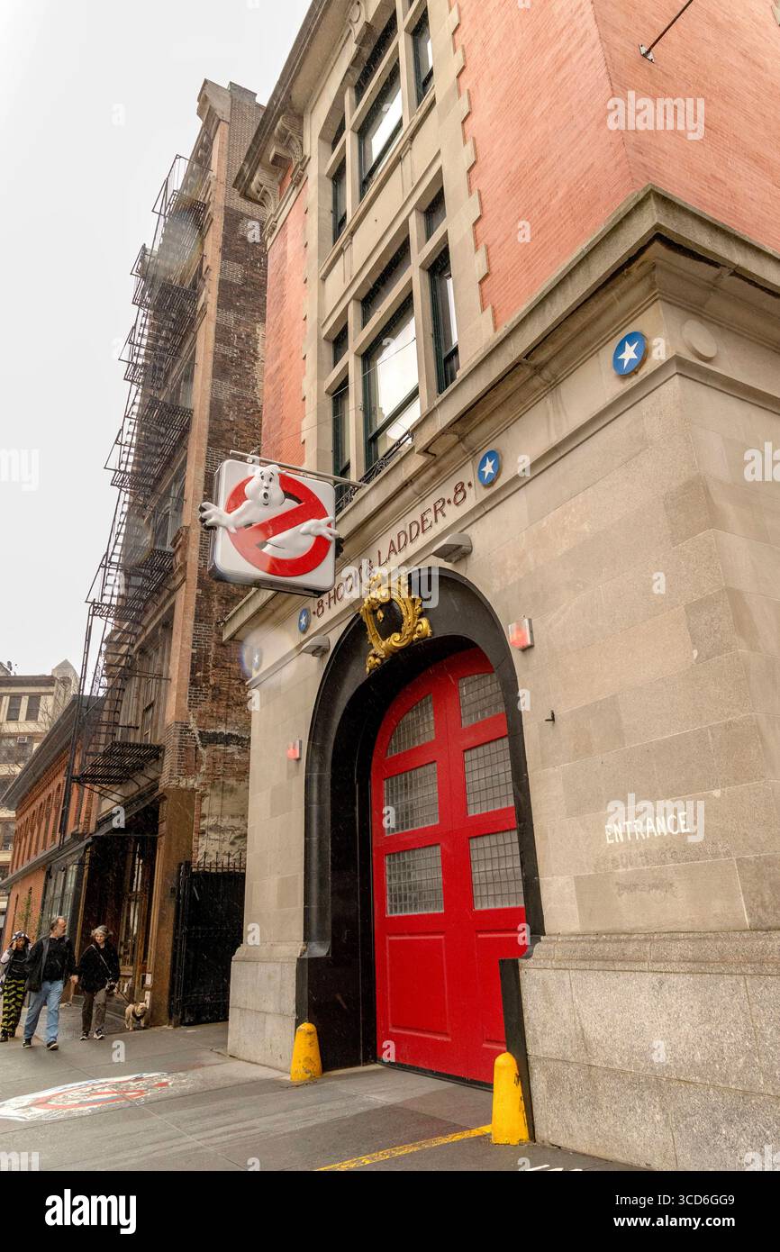 Blick auf die FDNY Ladder 8 (Hauptquartier von Ghostbusters) auf der North Moore Street, Manhattan, New York City, USA, mit urbaner Umgebung Stockfoto