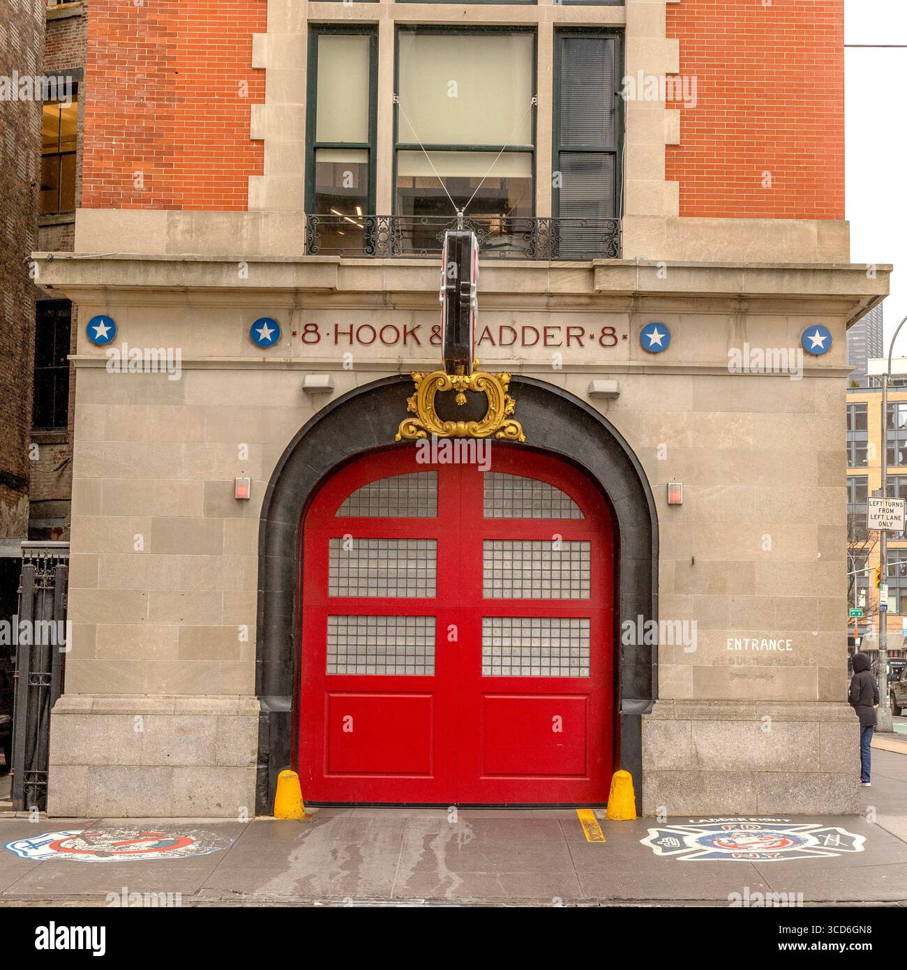 Blick auf die FDNY Ladder 8 (Hauptquartier von Ghostbusters) auf der North Moore Street, Manhattan, New York City, USA, mit urbaner Umgebung Stockfoto
