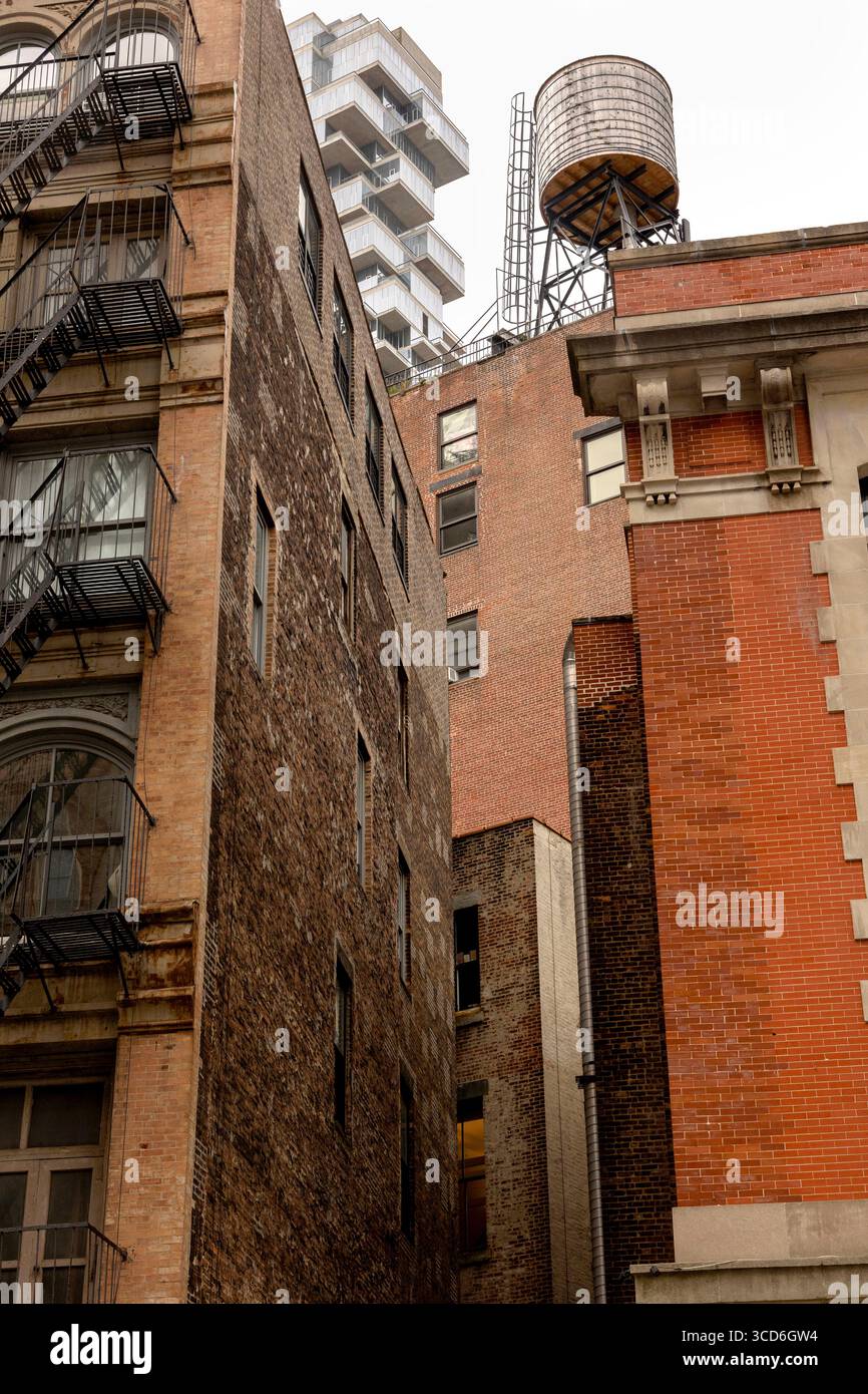 Blick auf die FDNY Ladder 8 (Hauptquartier von Ghostbusters) auf der North Moore Street, Manhattan, New York City, USA, mit urbaner Umgebung Stockfoto