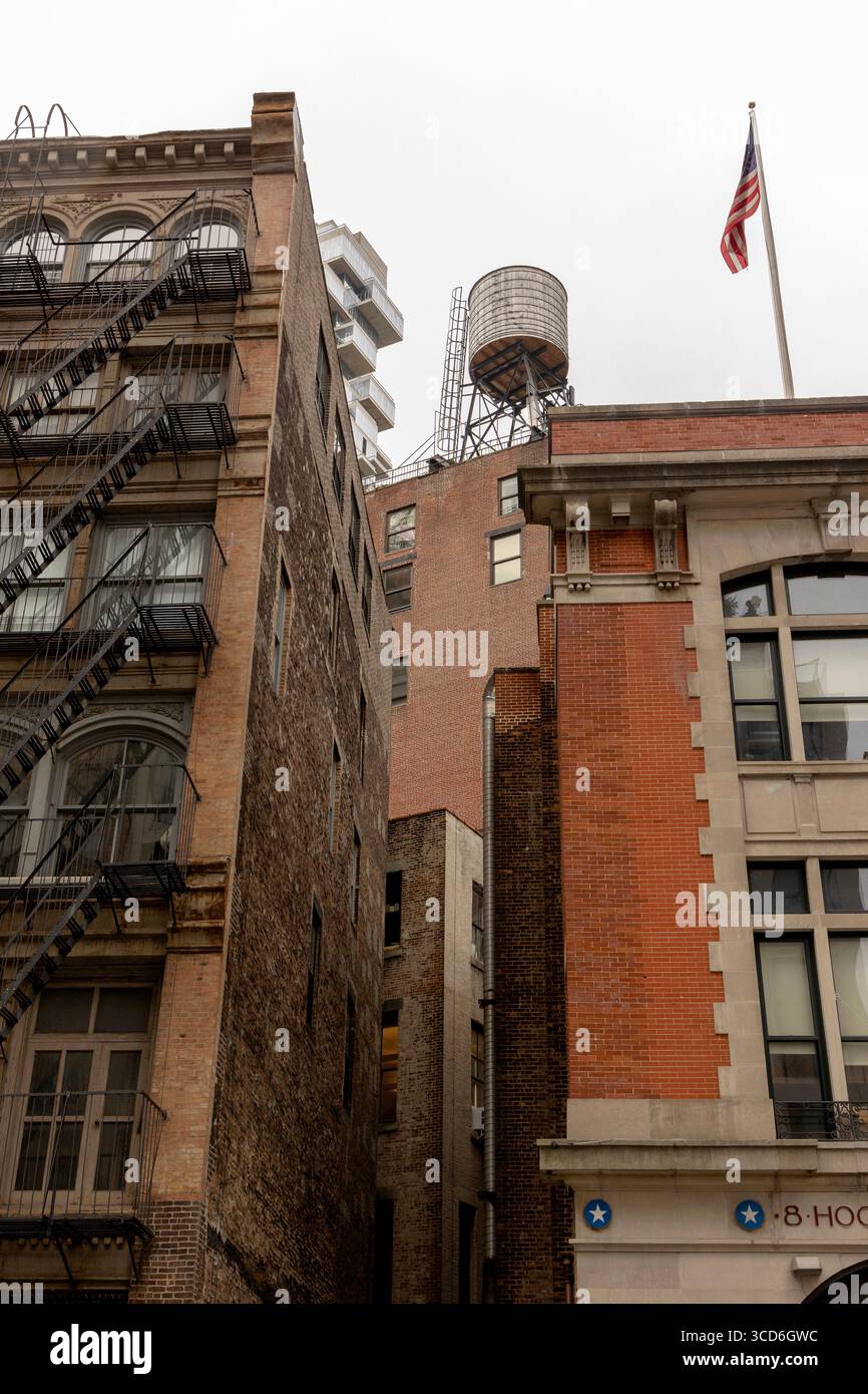 Blick auf die FDNY Ladder 8 (Hauptquartier von Ghostbusters) auf der North Moore Street, Manhattan, New York City, USA, mit urbaner Umgebung Stockfoto