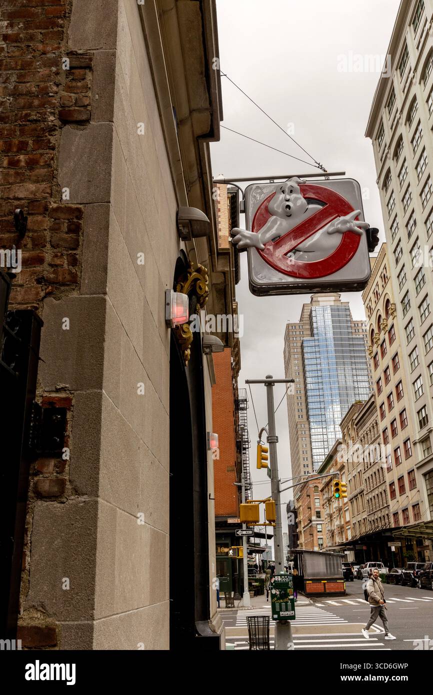 Blick auf die FDNY Ladder 8 (Hauptquartier von Ghostbusters) auf der North Moore Street, Manhattan, New York City, USA, mit urbaner Umgebung Stockfoto