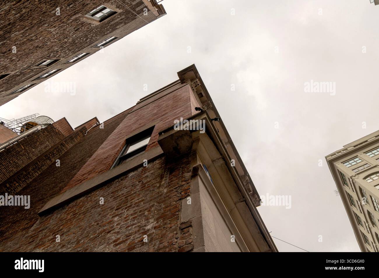 Blick auf die FDNY Ladder 8 (Hauptquartier von Ghostbusters) auf der North Moore Street, Manhattan, New York City, USA, mit urbaner Umgebung Stockfoto