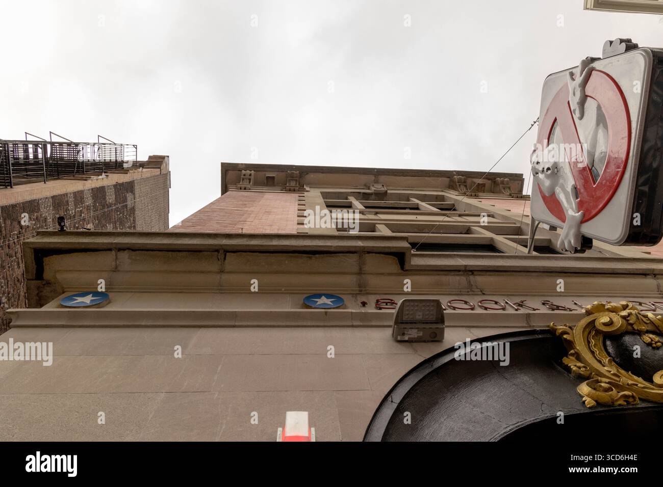Blick auf die FDNY Ladder 8 (Hauptquartier von Ghostbusters) auf der North Moore Street, Manhattan, New York City, USA, mit urbaner Umgebung Stockfoto