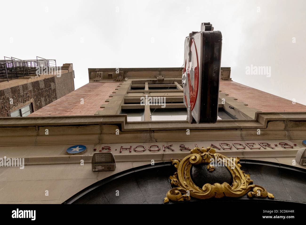 Blick auf die FDNY Ladder 8 (Hauptquartier von Ghostbusters) auf der North Moore Street, Manhattan, New York City, USA, mit urbaner Umgebung Stockfoto