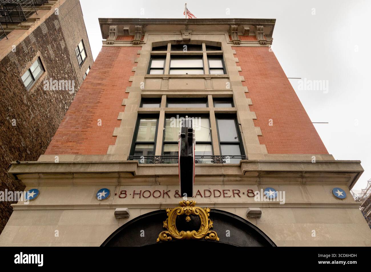 Blick auf die FDNY Ladder 8 (Hauptquartier von Ghostbusters) auf der North Moore Street, Manhattan, New York City, USA, mit urbaner Umgebung Stockfoto
