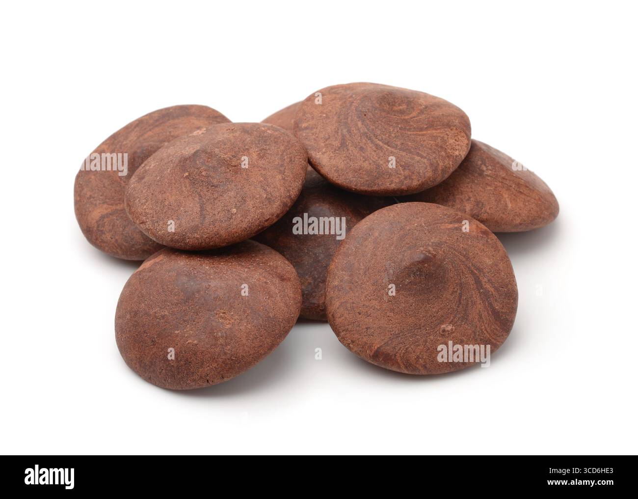 Gruppe von natürlichen handgemachten heißen Schokoladen-Callets isoliert auf weiß Stockfoto